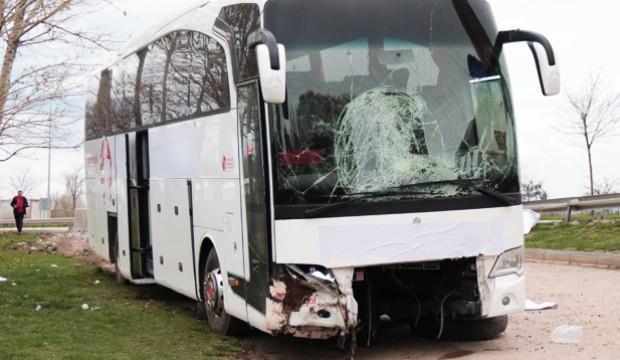 Eskişehir'de feci kaza! Yolcu otobüsü beton bariyerlere çarptı: 17 yaralı