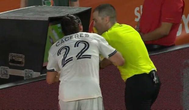 Uruguaylı Caceres'ın VAR tecrübesi ihraçla bitti!
