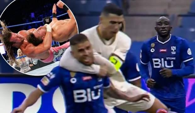 Cristiano Ronaldo futbolu bıraktı, Amerikan güreşine başladı 