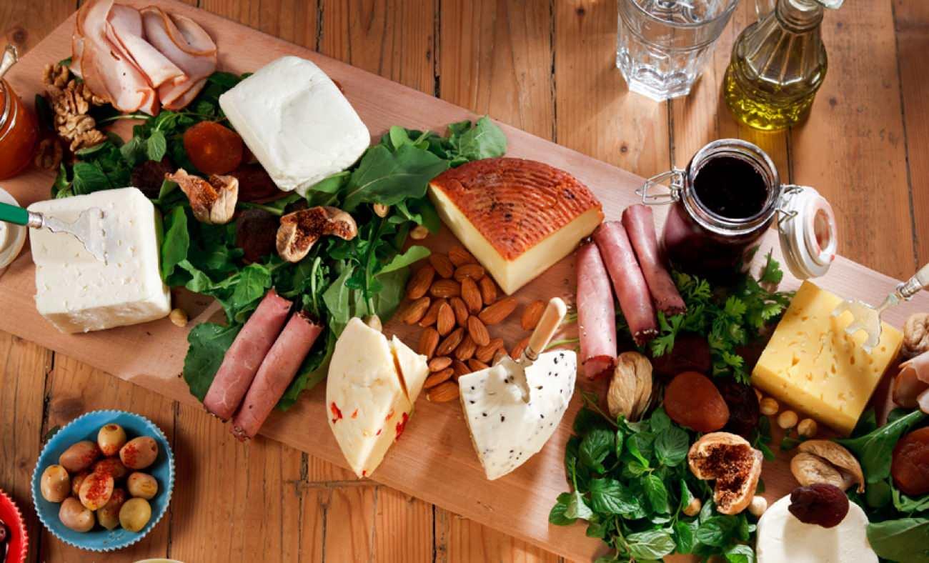 Şık peynir tabağı nasıl hazırlanır? Peynir sunum tabağı hazırlamak i&ccedil;in bazı &ouml;neriler 