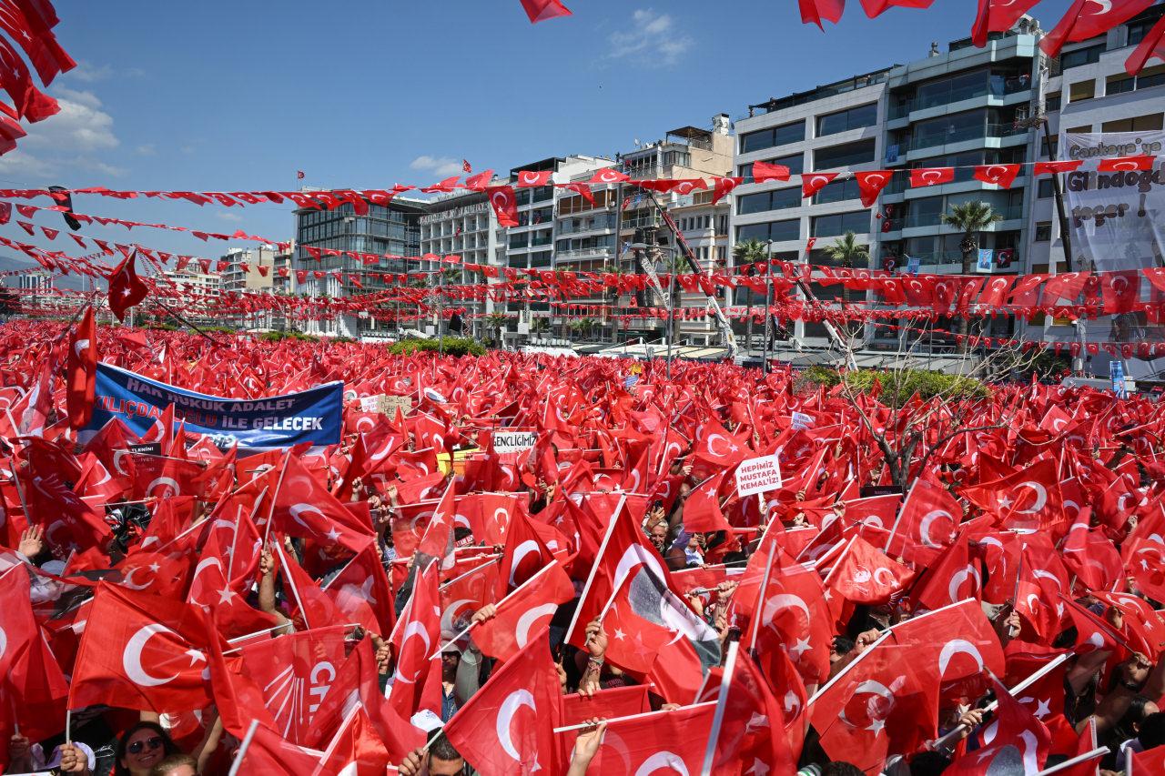 Millet İttifakı İzmir'de, Kordon Boyunun Cumhuriyet ve Gündoğdu meydanları arasındaki bölümünde miting düzenledi.