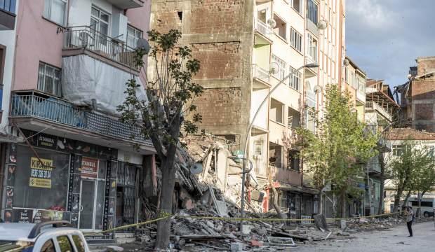 Malatya'da ağır hasarlı bina çöktü! Bölgeye çok sayıda ekip sevk edildi