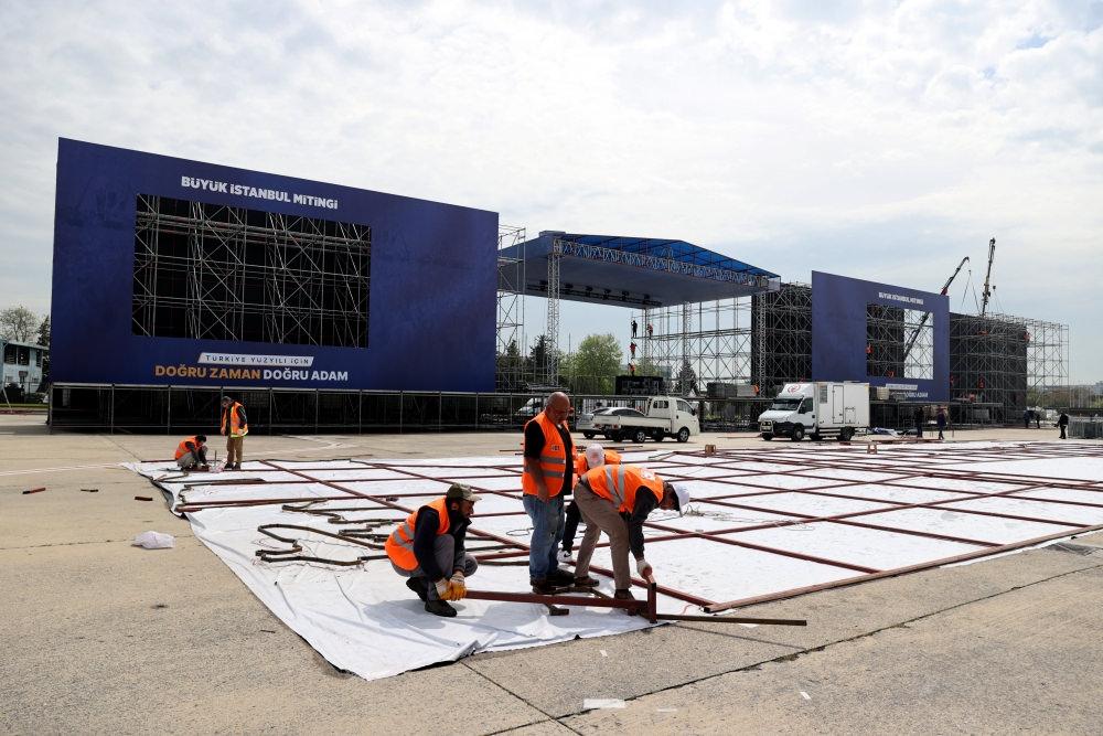 7 Mayıs Pazar günü gerçekleştirilecek İstanbul mitingi öncesinde Atatürk Havalimanı Millet Bahçesi'nde hummalı çalışma devam ediyor. 
