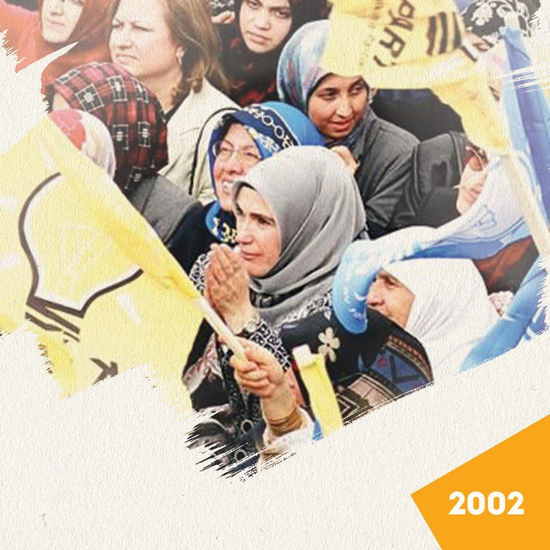 Emine Erdoğan'ın son görüntüsü, 2002'deki bir mitingde çekilmiş fotoğrafını akıllara getirdi.