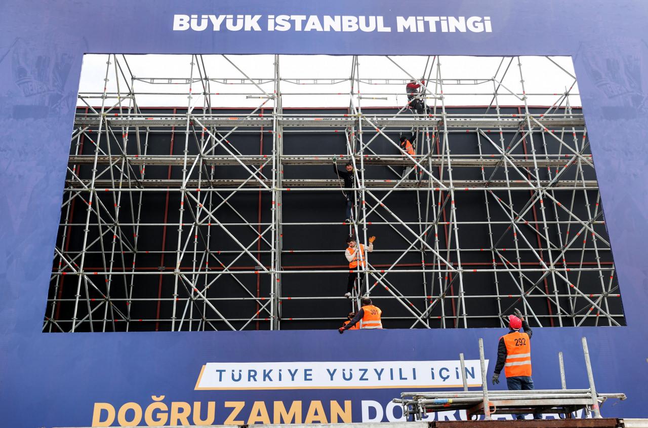 İstanbul mitingine ev sahipliği yapacak Atatürk Havalimanı'nda, alanın her yerinden görülebilecek dev ekranlar oluşturuldu.