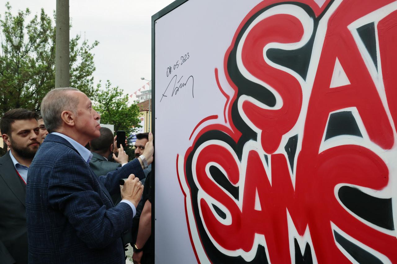 Başkan Erdoğan, Samsunspor'un şampiyonluk pankartına imza attı