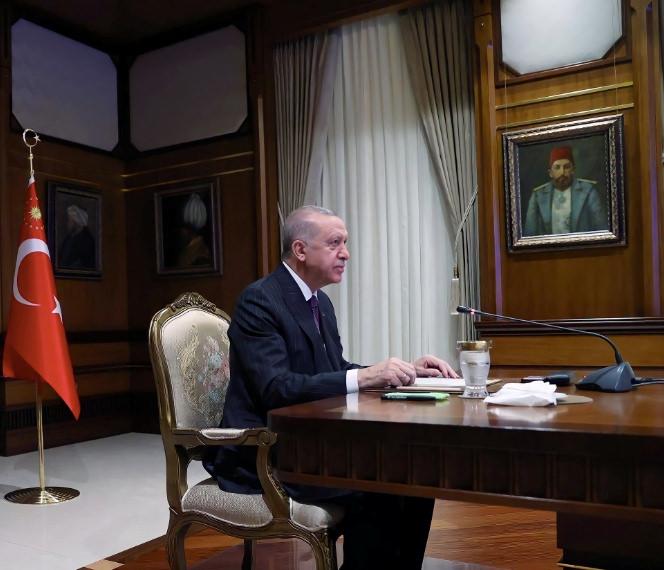 Cumhurbaşkanı Erdoğan çalışma ofisinde Abdülhamid Han'ın görüntüsünün gölgesinde en kritik faaliyetlerini gerçekleştiriyor.