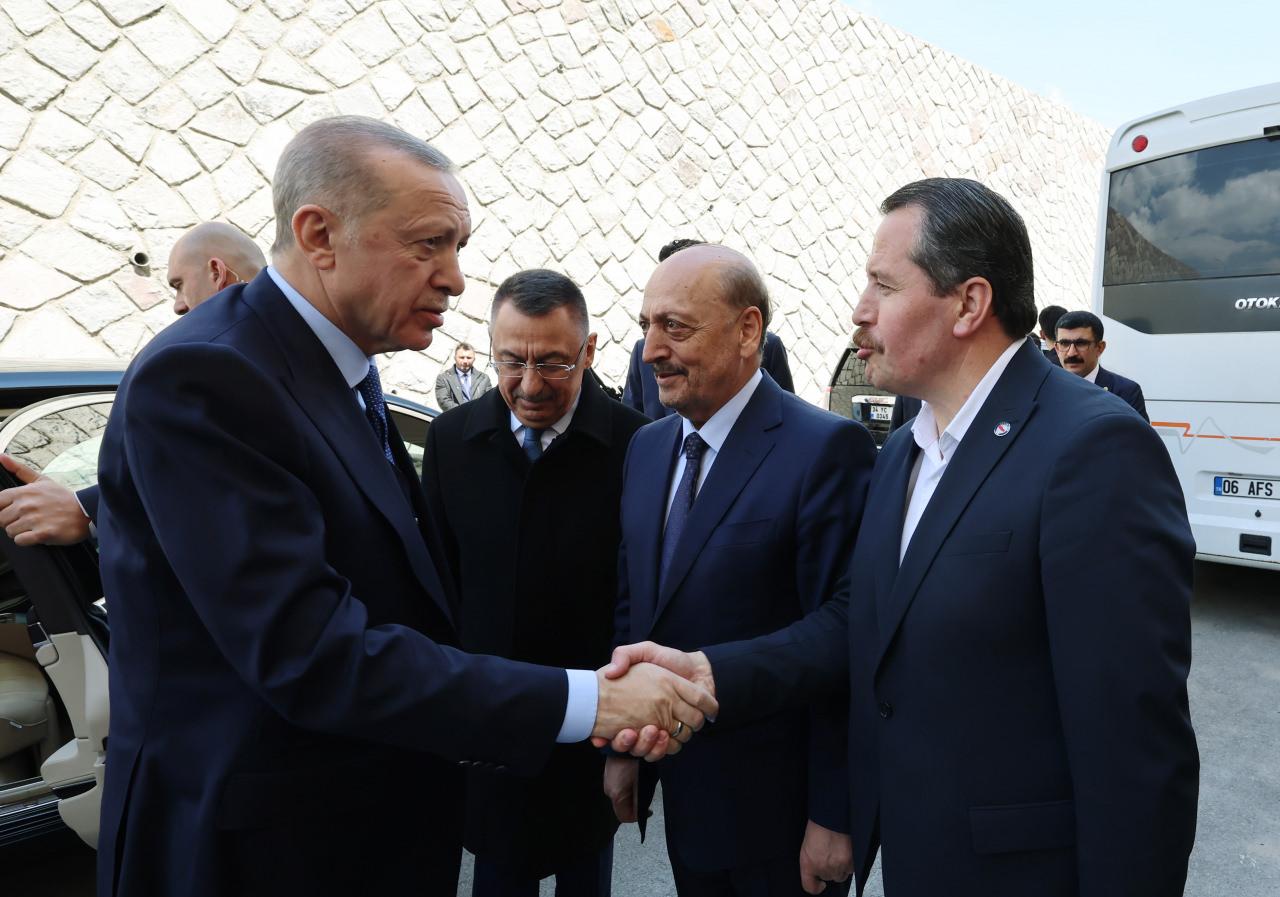 Cumhurbaşkanı Recep Tayyip Erdoğan, Memur-Sen Genel Kuruluna katıldı. Programda Cumhurbaşkanı Yardımcısı Fuat Oktay da yer aldı.