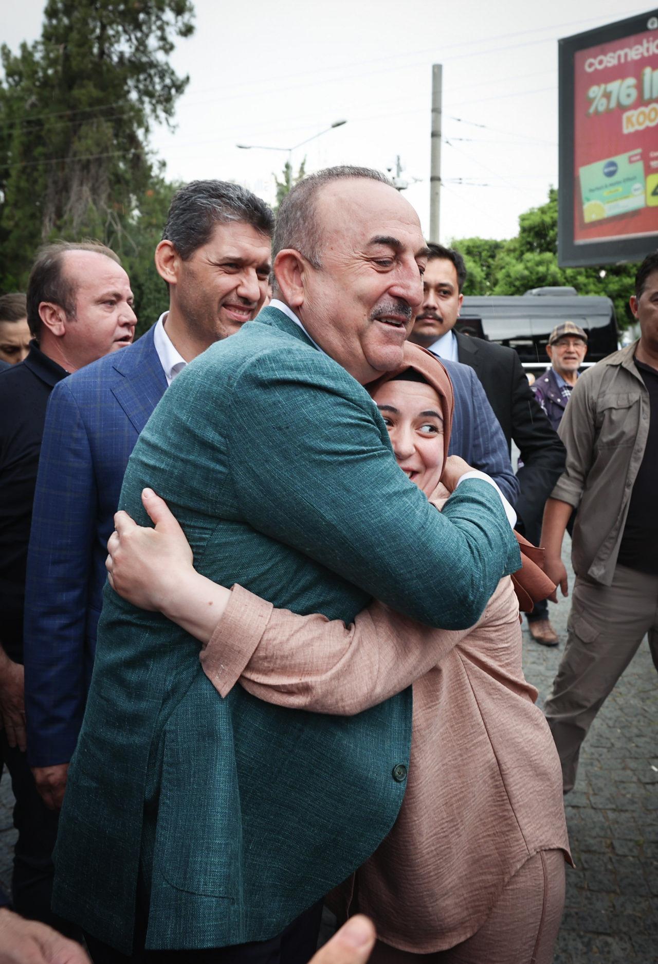 Dışişleri Bakanı Mevlüt Çavuşoğlu ile Sinan Oğan, Antalya'da vatandaşlarla buluştu
