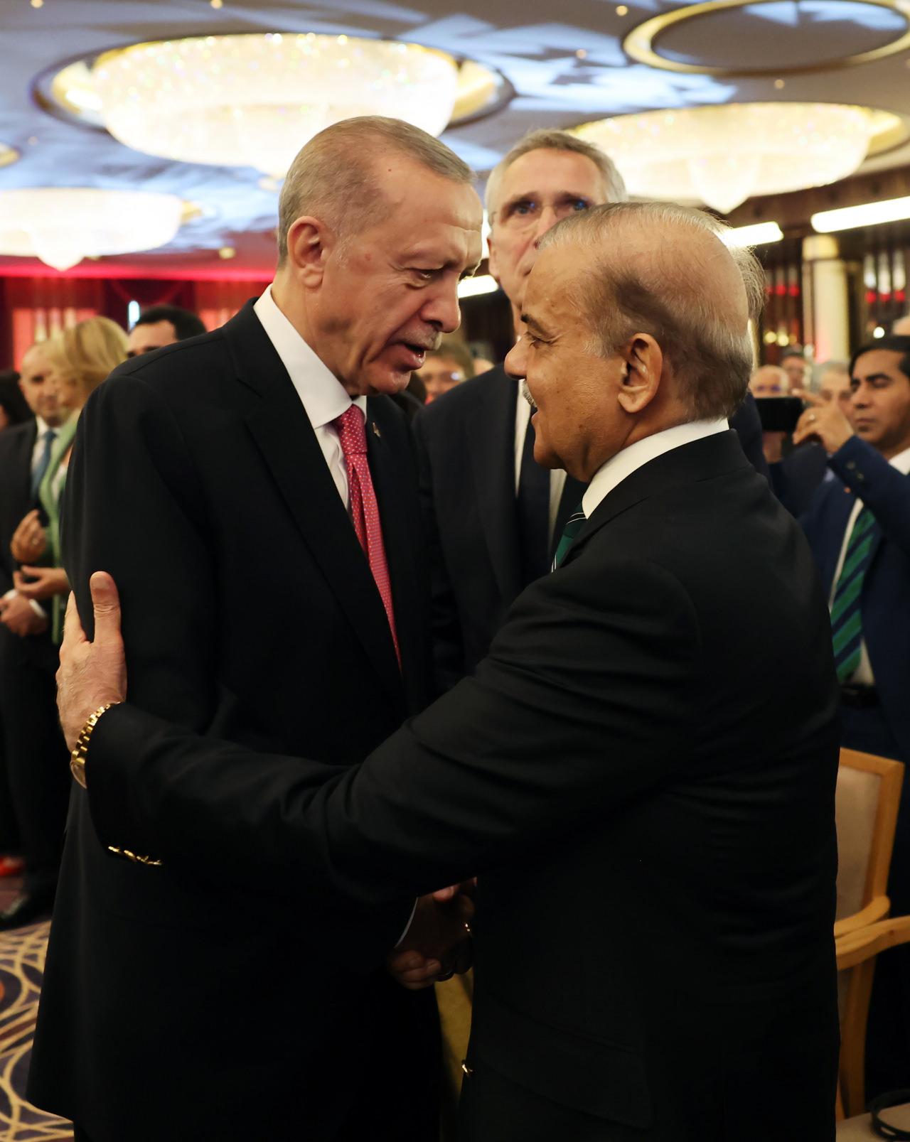 Cumhurbaşkanı Recep Tayyip Erdoğan, Cumhurbaşkanlığı Külliyesi'nde gerçekleştirilen Göreve Başlama Töreni'nde Pakistan Başbakanı Şahbaz Şerif ile böyle selamlaştı.