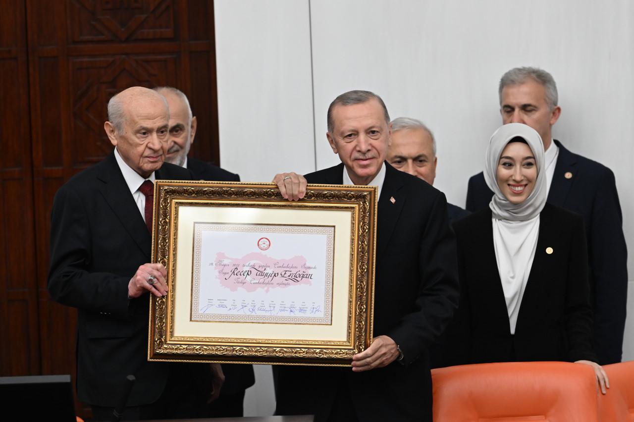 Cumhurbaşkanı Erdoğan, Bahçeli'den mazbatasını aldıktan sonra yemin etti.