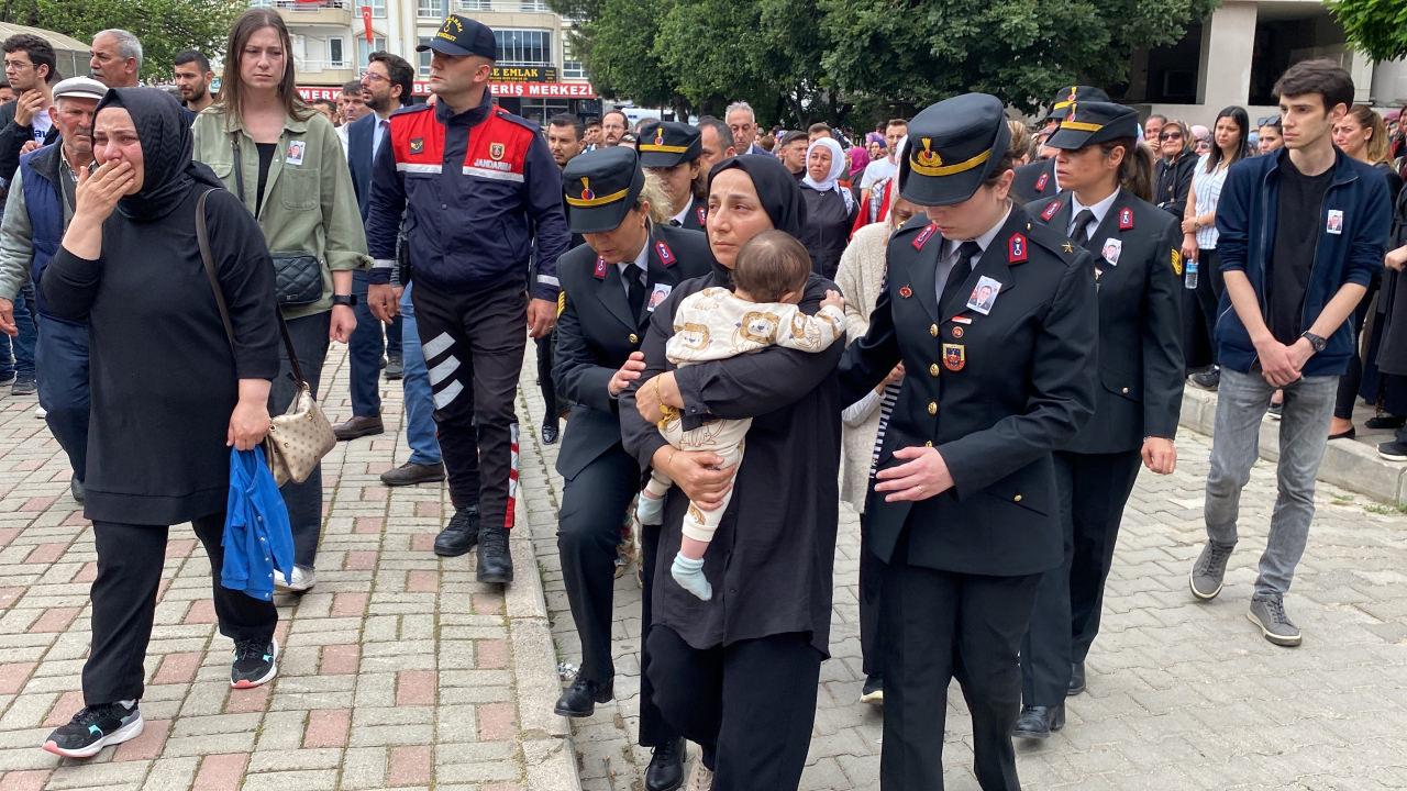 Şehidin eşi Narin Ceylan cenaze törenine 9 aylık bebeği Ayberk ile katıldı.