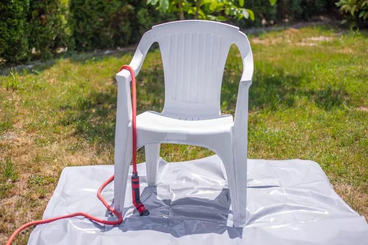 En kolay ve etkili: Beyaz plastik sandalyeler nasıl temizlenir?
