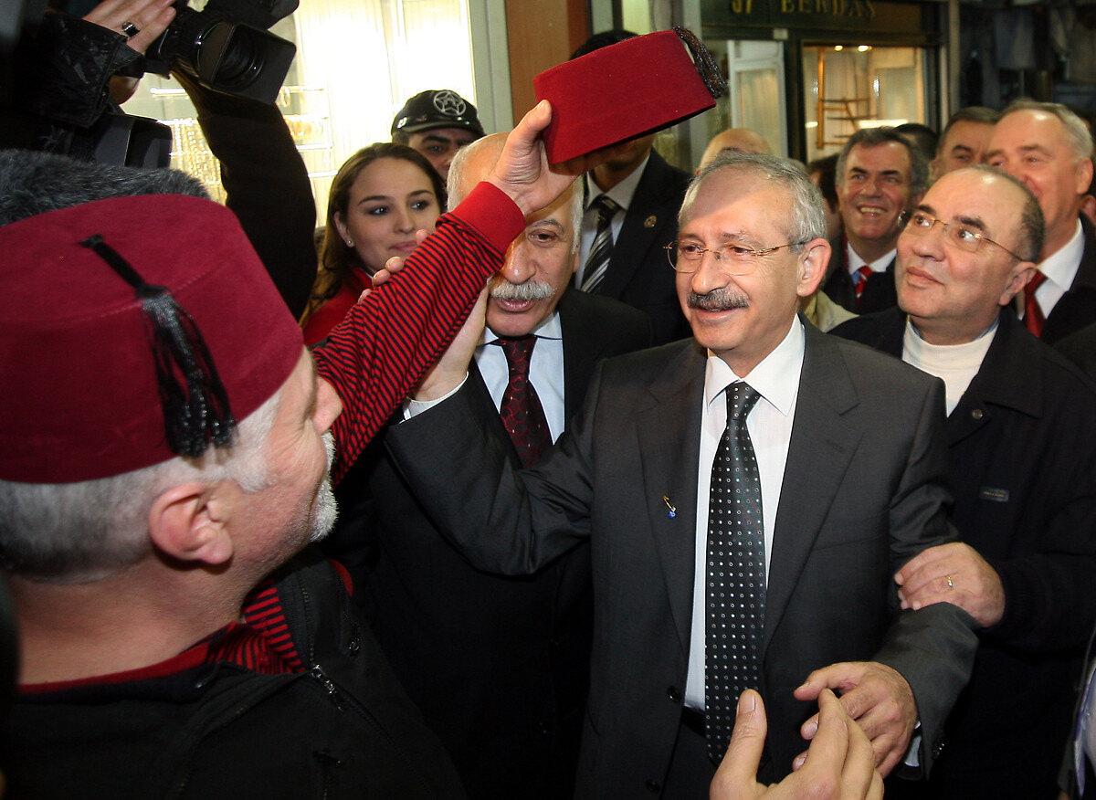 Kemal Kılıçdaroğlu, 2009 yılında İstanbul Büyükşehir Belediye Başkan adayı olduğu dönemde Kapalıçarşı’da esnaf ziyaretinde bulunmuş ve fes giyerek fotoğraf çektirmişti.