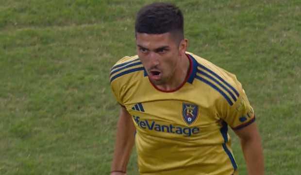 Pablo Ruiz'in golü gözlerin pasını sildi! Kendi yarı sahasından attı