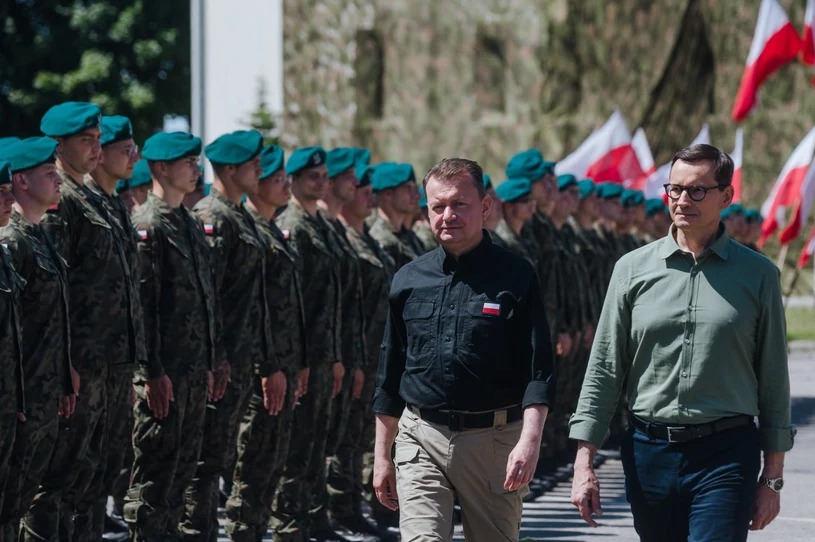 Polonya Başbakanı Mateusz Morawiecki ve Polonya Savunma Bakanı Mariusz Blaszczak, Bialystok'taki Kara Kuvvetlerine bağlı 18. Keşif Alayını ziyaret etti.