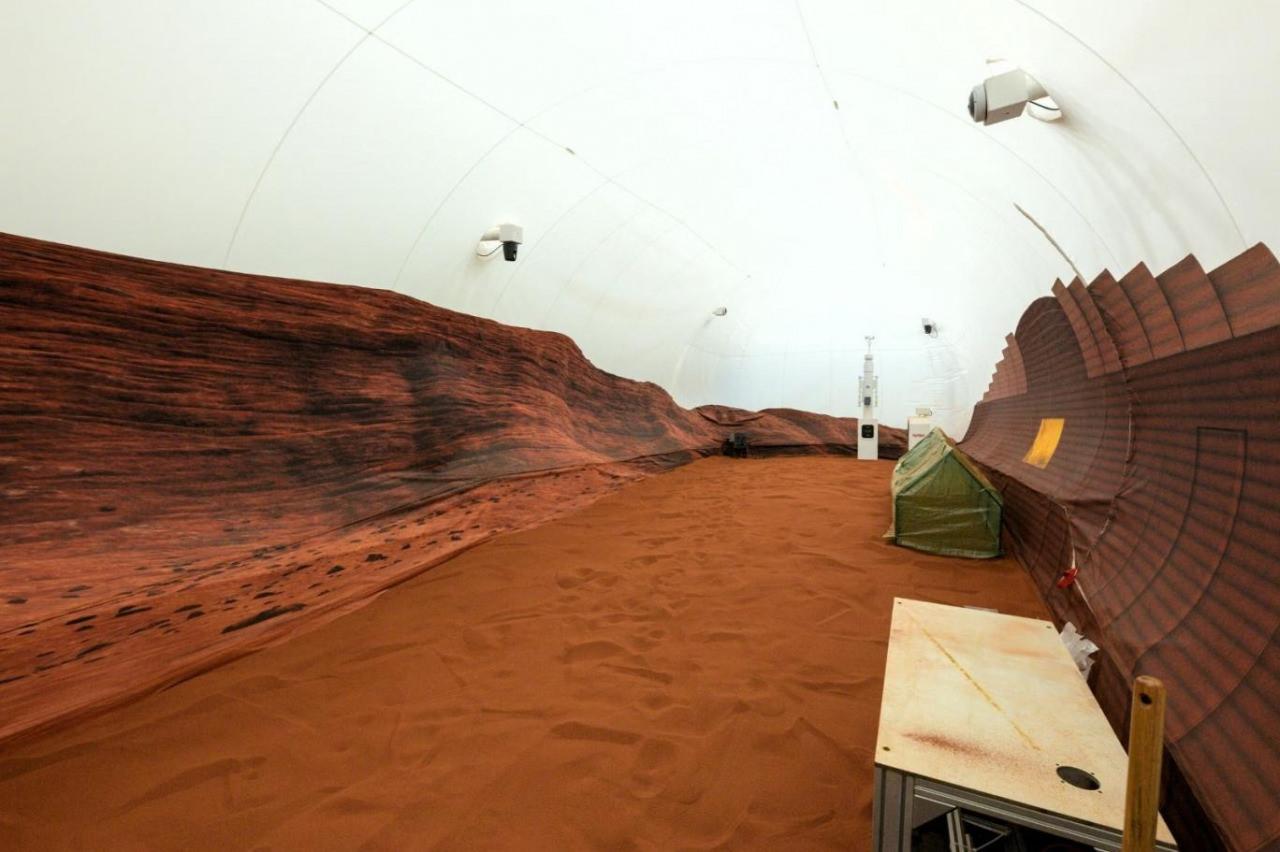 Mürettebatın sanal gerçeklik görevlerini gerçekleştireceği Mars habitatının kum havuzu alanı.| NASA