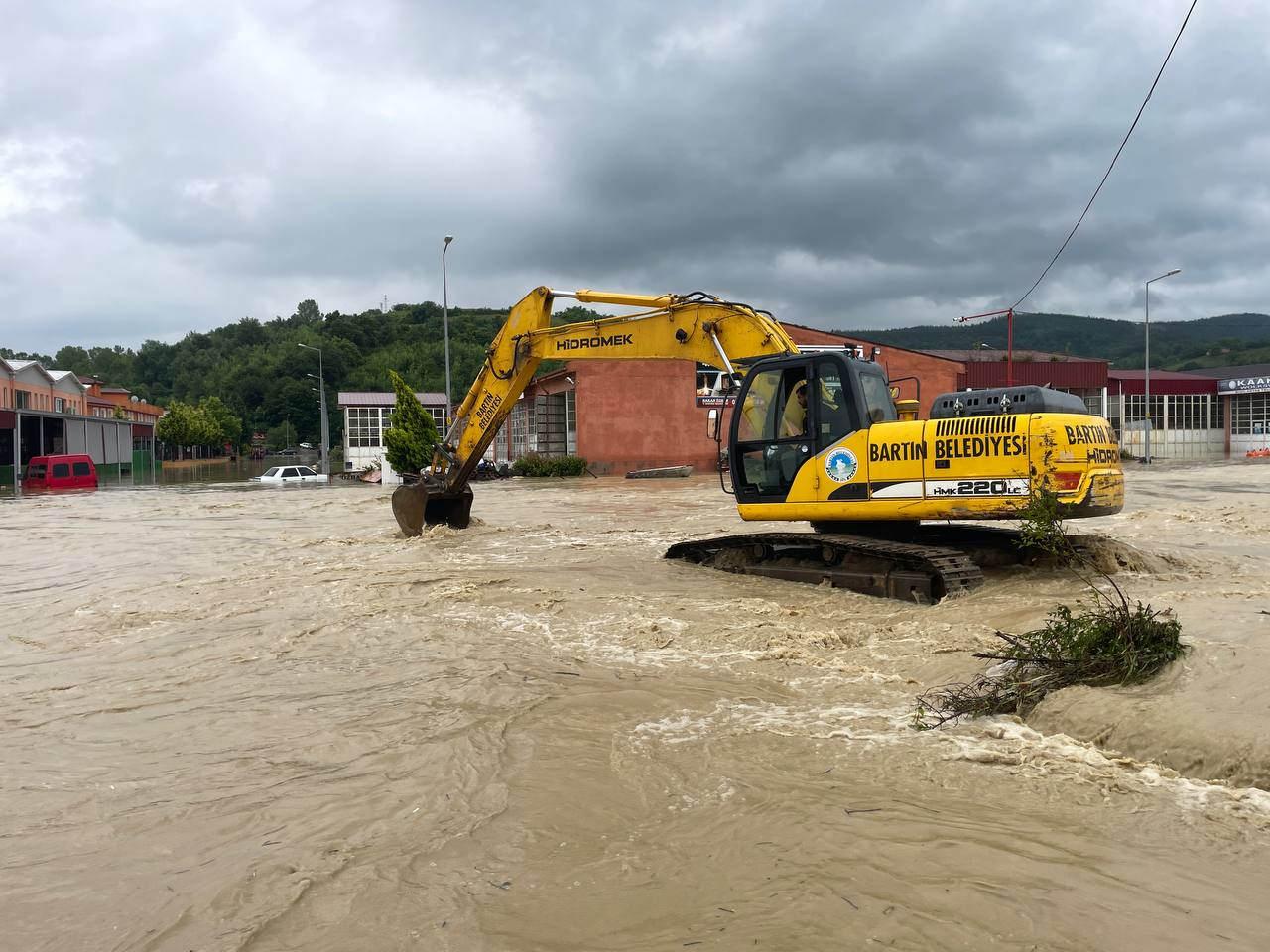 Sanayi sitesi sular altında kaldı! 70 işçi helikopterle kurtarıldı - Resim : 4