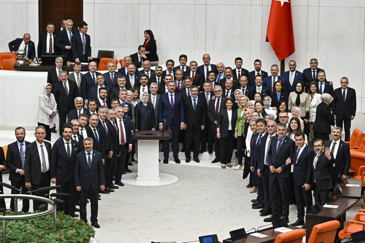 AK Parti grubu milletvekilleri, görüşmeler sonunda hatıra fotoğrafı çektirdi.