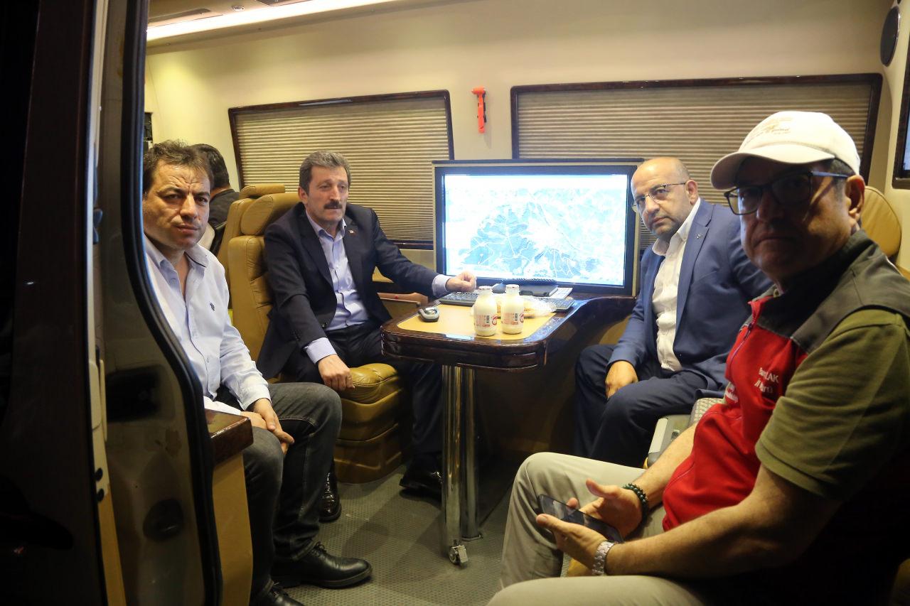 Muğla Valisi Orhan Tavlı (sol 2), AK Parti İl Başkanı Gültekin Akça (solda), MHP İl Başkanı Oğuz Akarfırat (sağ 2) ile Tarım ve Orman İl Müdürü Barış Saylak (sağda) Yangın Yönetim Aracından çalışmaları takip etti.