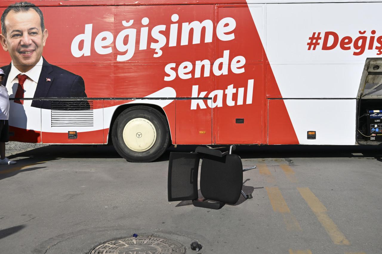 Tanju Özcan, Kılıçdaroğlu'na koltuk fırlattı.