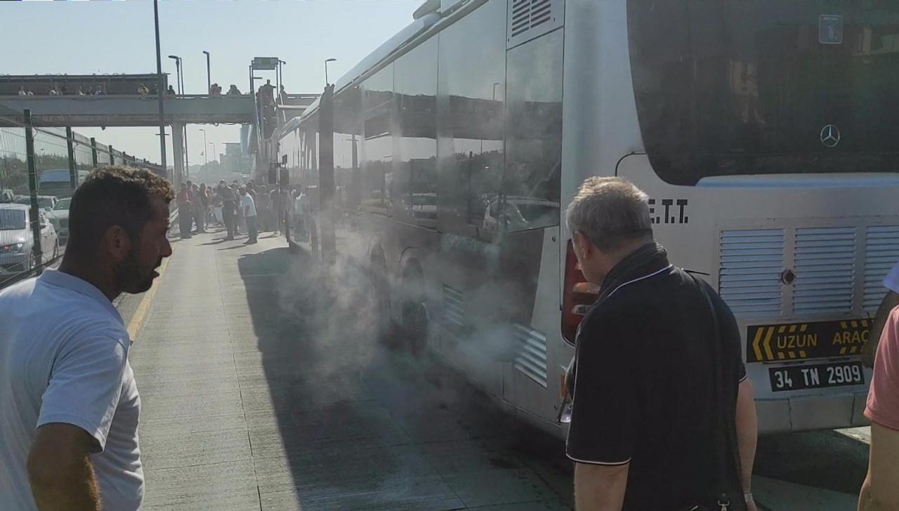 Bakırköy'de ise seyir halindeyken motor kısmından dumanlar yükselen bir başka metrobüs için tahliye kararı verilmişti.