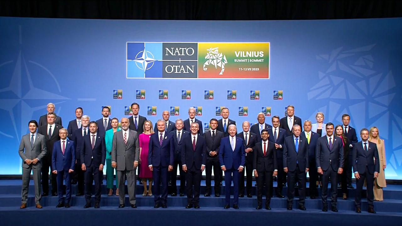 NATO Liderler Zirvesi'nde, hükümet ve devlet başkanları aile fotoğrafı çektirdi.