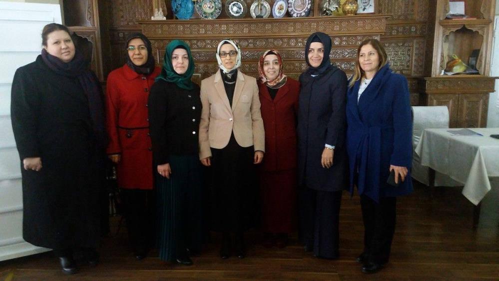 Mahmut Göksu'nun eşi Nübüvvet Göksu (sağdan üçüncü) son yolculuğuna uğurlandı.