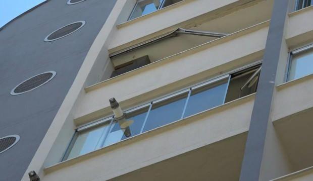 Cam balkon takan gencin feci ölümü