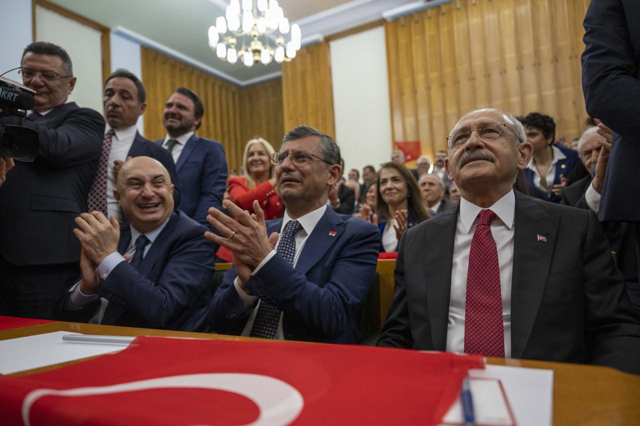 Özel, Kılıçdaroğlu'nun CHP TBMM grubuna veda ettiği toplantıda ağlamıştı.