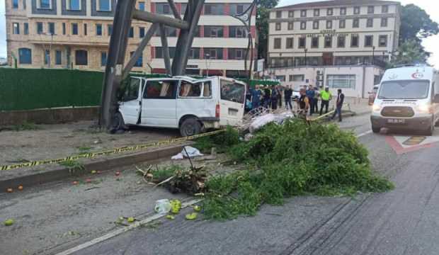 Fındık işçilerini taşıyan minibüs kaza yaptı: 1 ölü, 13 yaralı