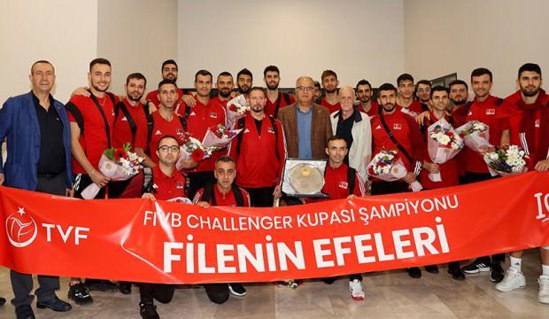 Şampiyon Filenin Efeleri, çiçeklerle karşılandı