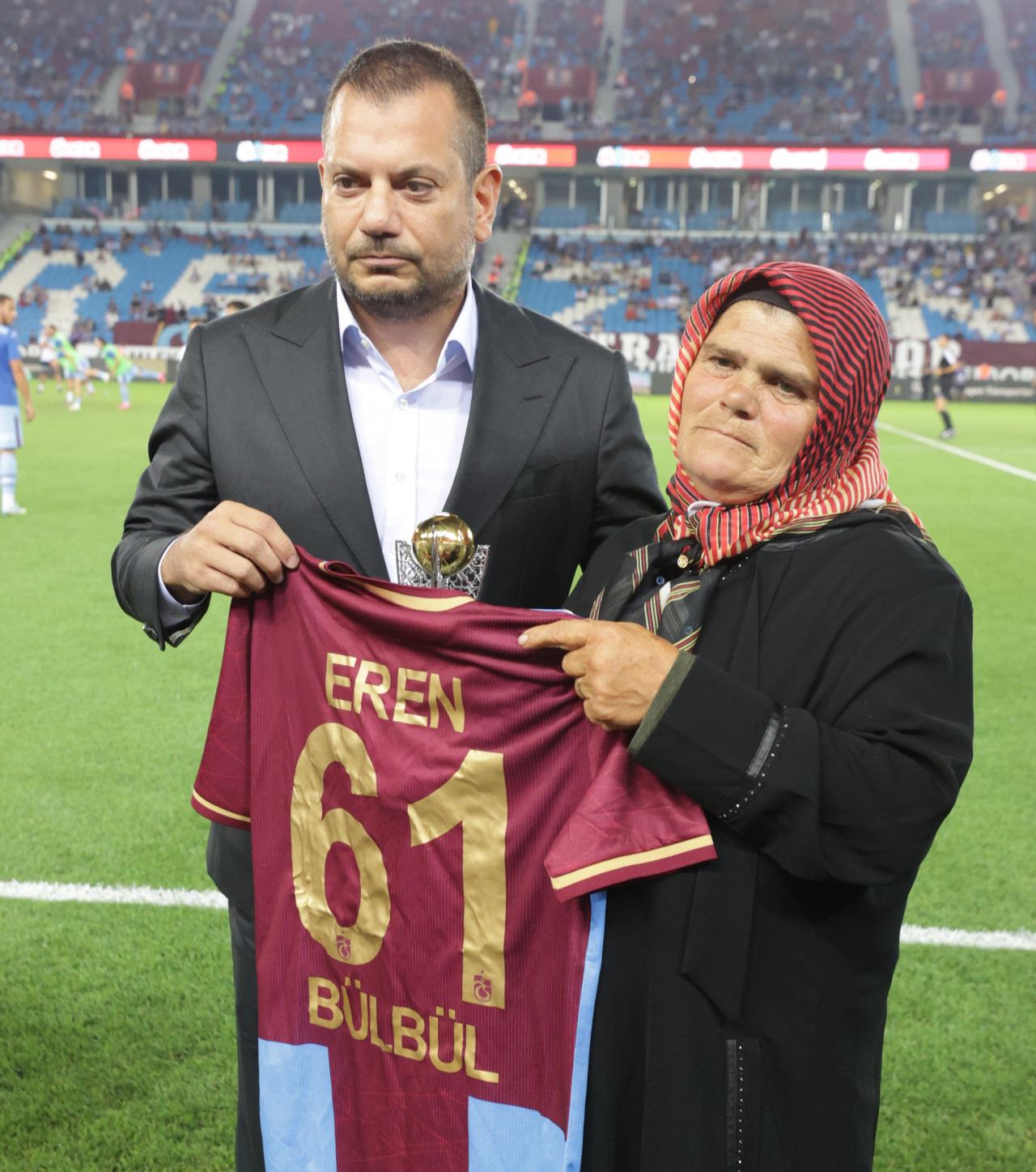 Trabzonspor şehitlerimizi unutmadı! Eren Bülbül'ün annesine büyük jest - Resim : 2