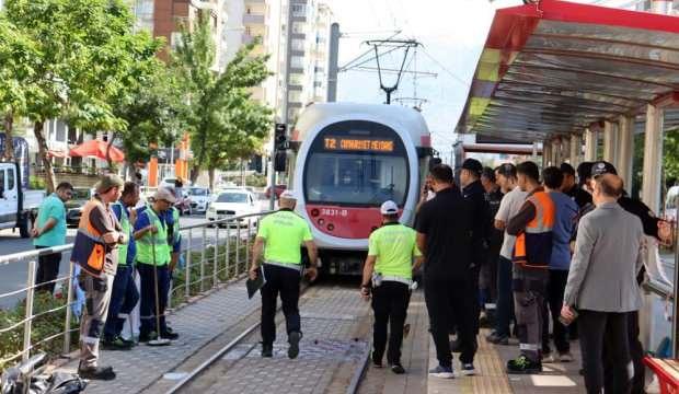 Kayseri'de feci olay: Ücretsiz binmek istediği tramvay sonu oldu