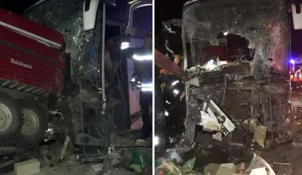 Yolcu otobüsü traktöre çarptı: 2 ölü, 14 yaralı