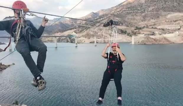 Zipline azizliği! Yusufeli Belediye Başkanı baraj gölü üzerinde mahsur kaldı