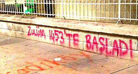Gezi isyancıları, olaylar sırasında bir duvara "Zulüm 1453'te başladı" yazmışlardı.