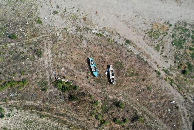 Marmara Gölü tamamen kurudu! Geriye çürümüş tekneler kaldı... - Resim : 1
