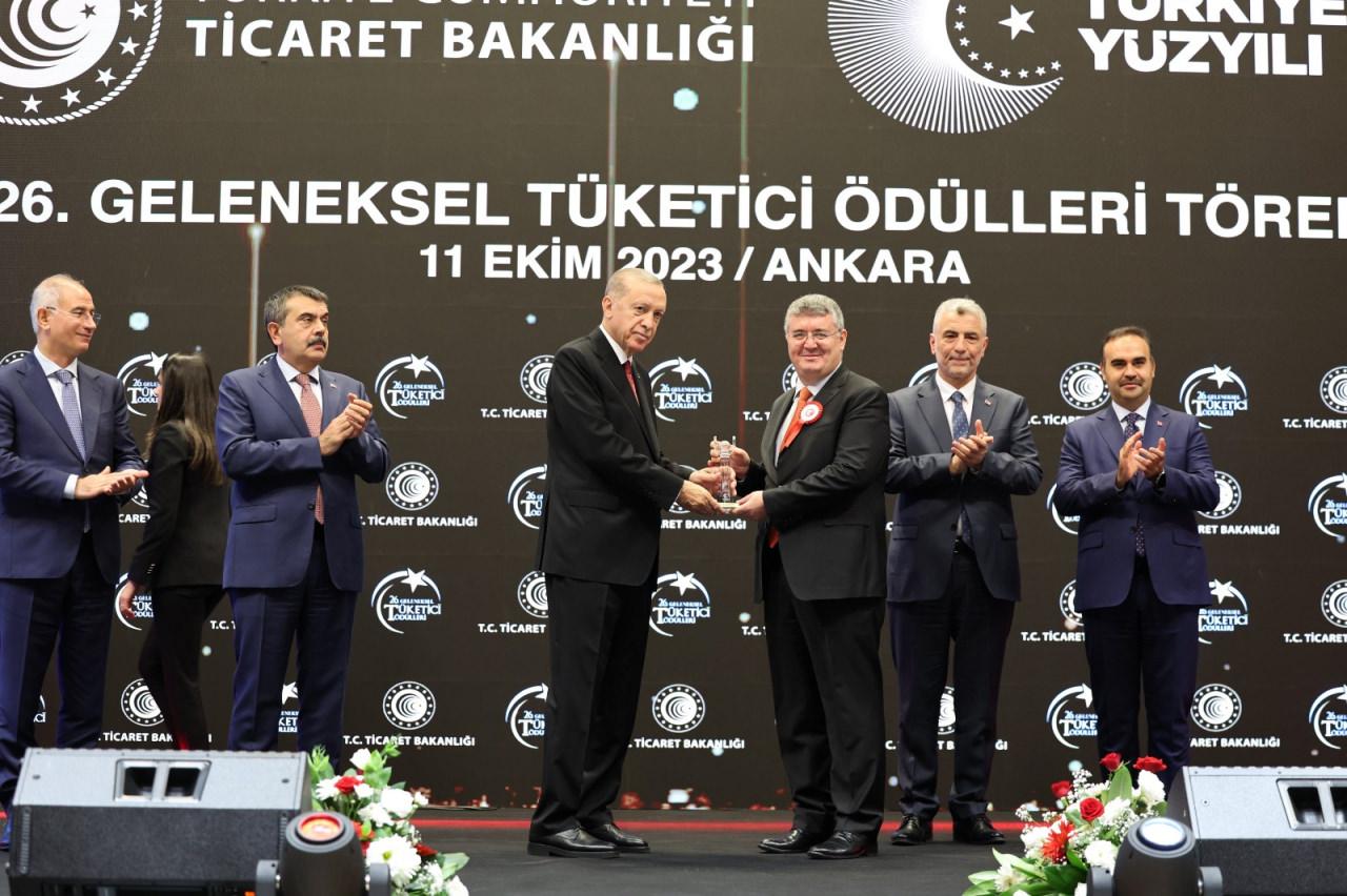 Cumhurbaşkanı Recep Tayyip Erdoğan, TOBB Şura Salonu'nda düzenlenen 26. Geleneksel Tüketici Ödülleri Töreni'ne katıldı. Cumhurbaşkanı Erdoğan, ödül kazananlara ödüllerini verdi. Kanal7 Medya Grubu adına ödülü, Kanal7 Ankara Temsilcisi Mehmet Acet teslim aldı.