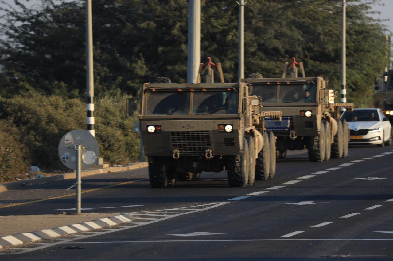 İsrail askeri araçları Gazze sınırına konuşlandı.