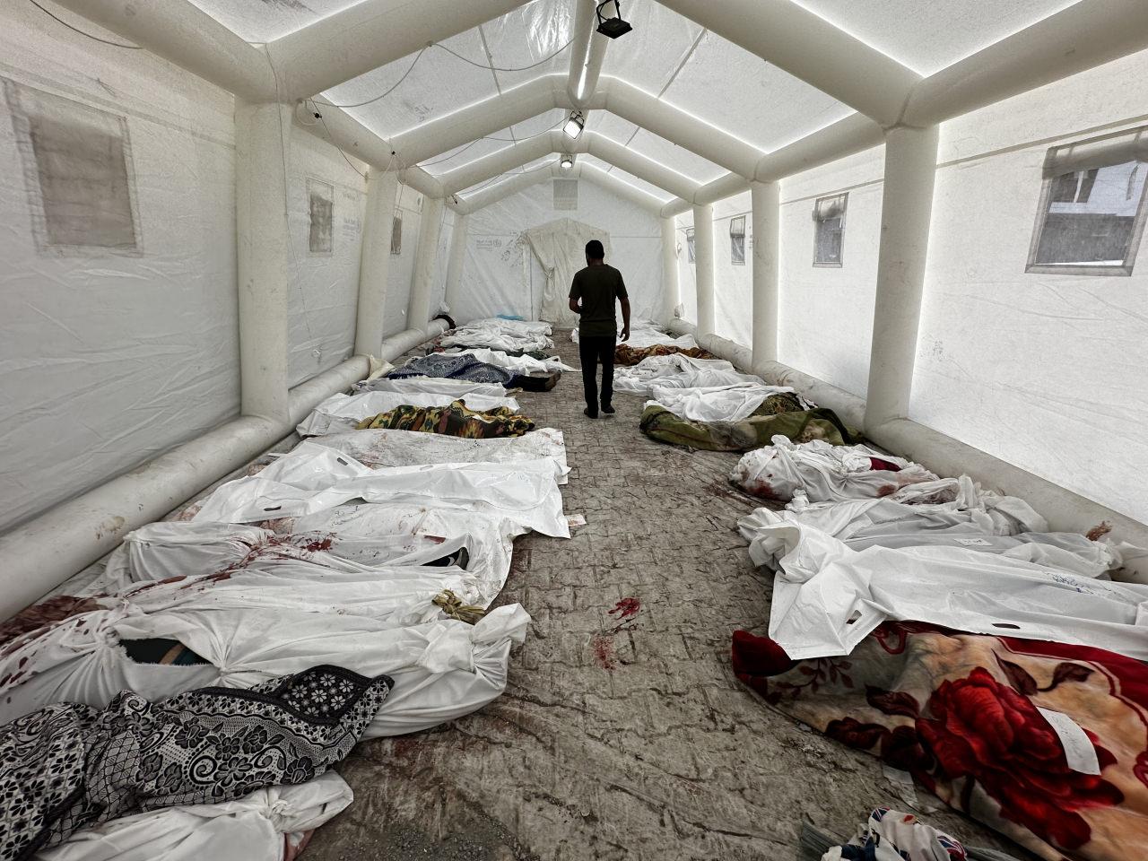 Gazze'de cesetler, kurulan çadırlarda tutuluyor.