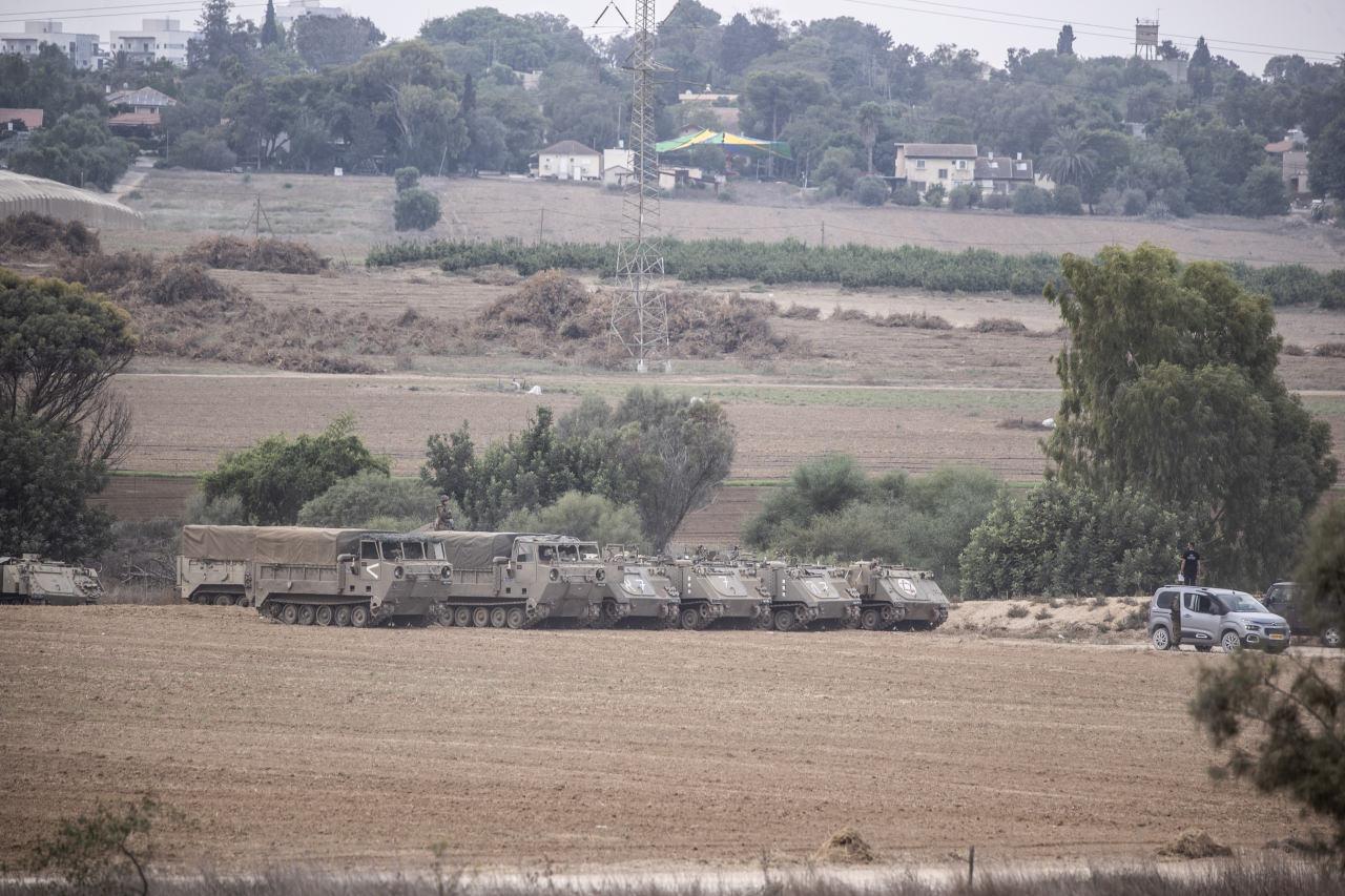 İsrail ordusu Gazze sınırına yığınak yapıyor.