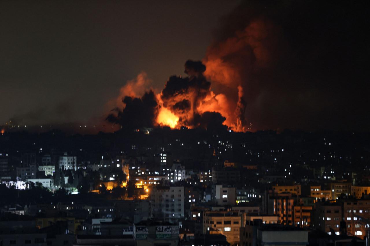 Gazze gece-gündüz bombalanıyor.