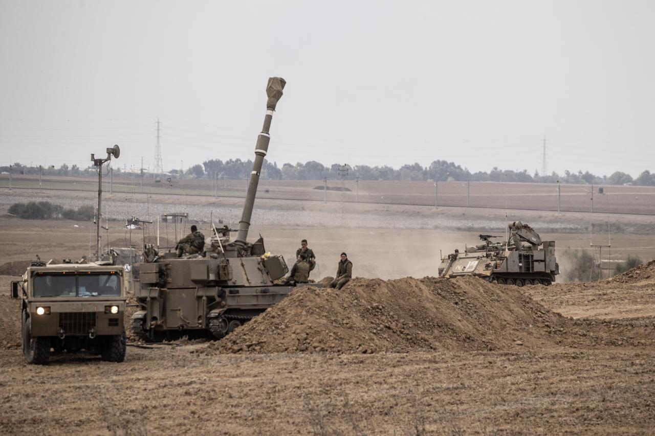 İsrail ordusu Gazze sınırına yığınak yapıyor.