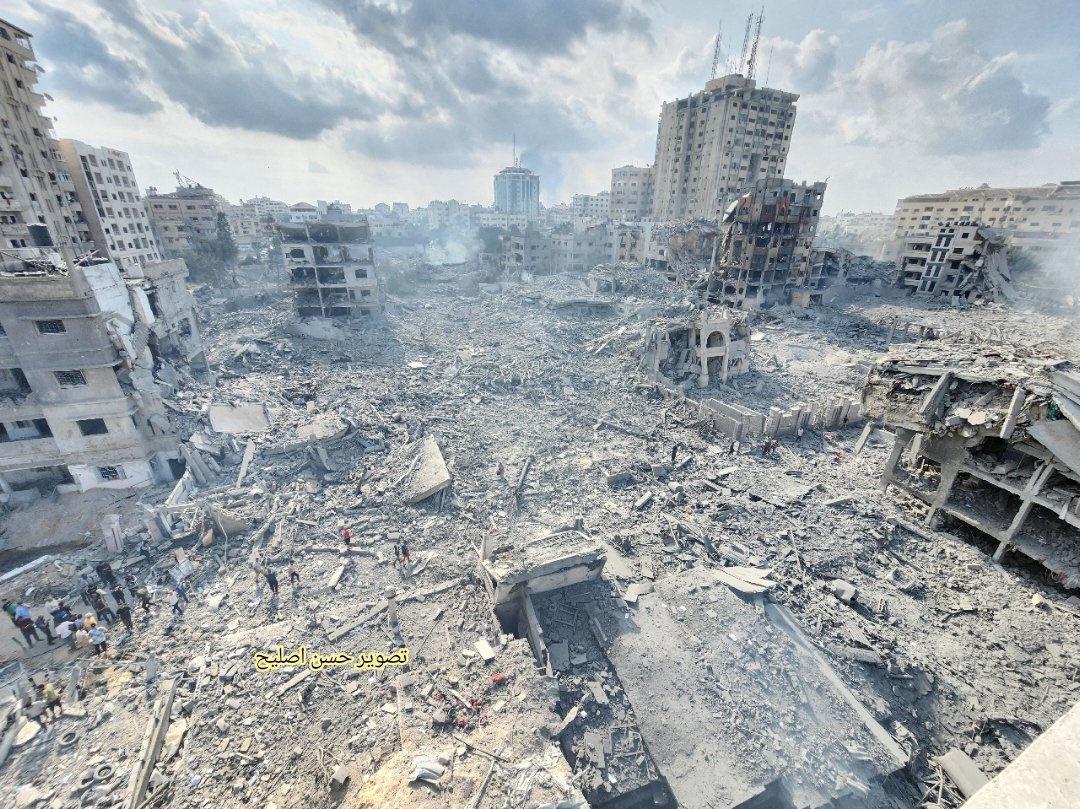 Bombalarla dövülen Gazze'den bir kare