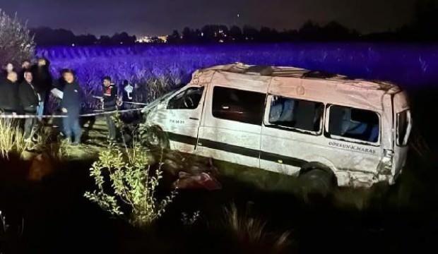 Yolcu minibüsü şarampole yuvarlandı: 1 ölü, 10 yaralı  