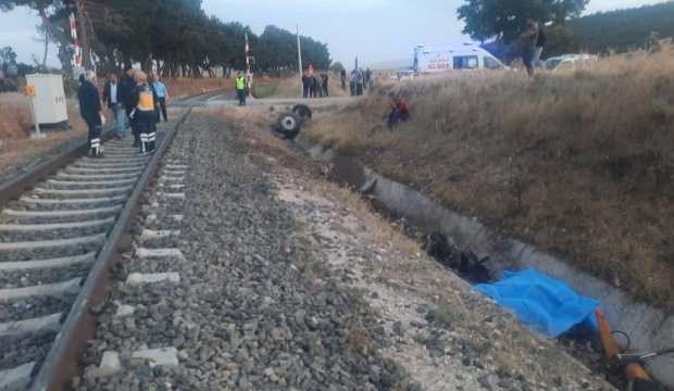 Yolcu treni traktöre çarptı: 1 kişi öldü