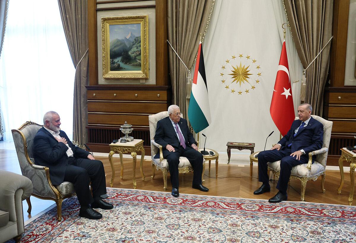 Cumhurbaşkanı Recep Tayyip Erdoğan, Türkiye’ye resmi ziyarette bulunan Filistin Devlet Başkanı Mahmud Abbas ve Hamas Siyasi Büro Başkanı İsmail Heniyye ile Cumhurbaşkanlığı Külliyesinde bir araya gelmişti.
