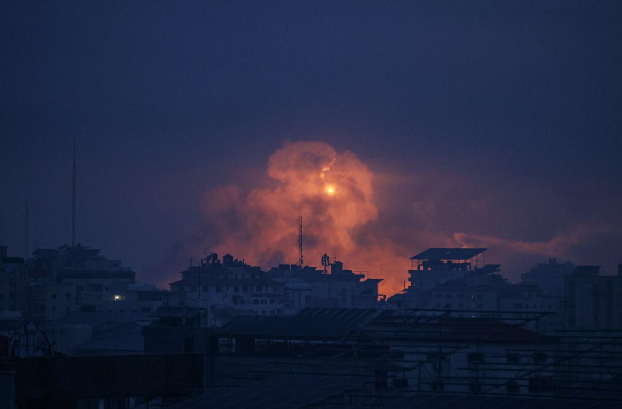 İsrail güçlerinin elektrik kesintisi nedeniyle karanlığa bürünen Gazze'ye attığı aydınlatma bombaları.