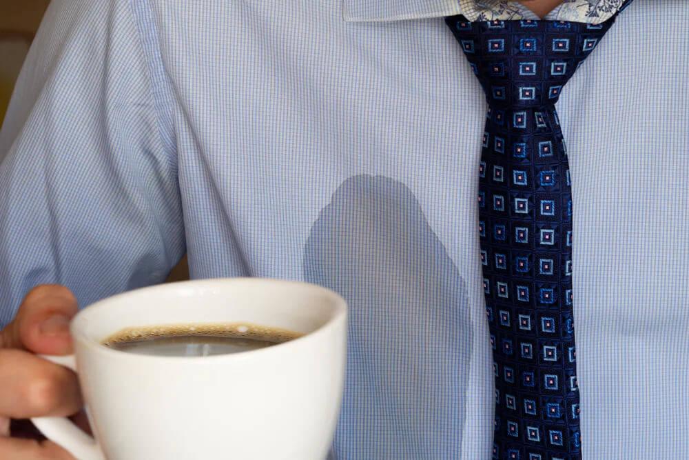 Pamuklu ve sentetik kumaşlar: Kıyafetlerdeki kahve lekeleri nasıl çıkar?
